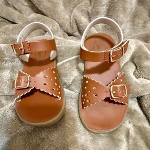 FOOTMATES GIRLS SUSTAINABLE SANDALS - ECO-ARIEL MICROFIBER - TAN Size 8 EUC